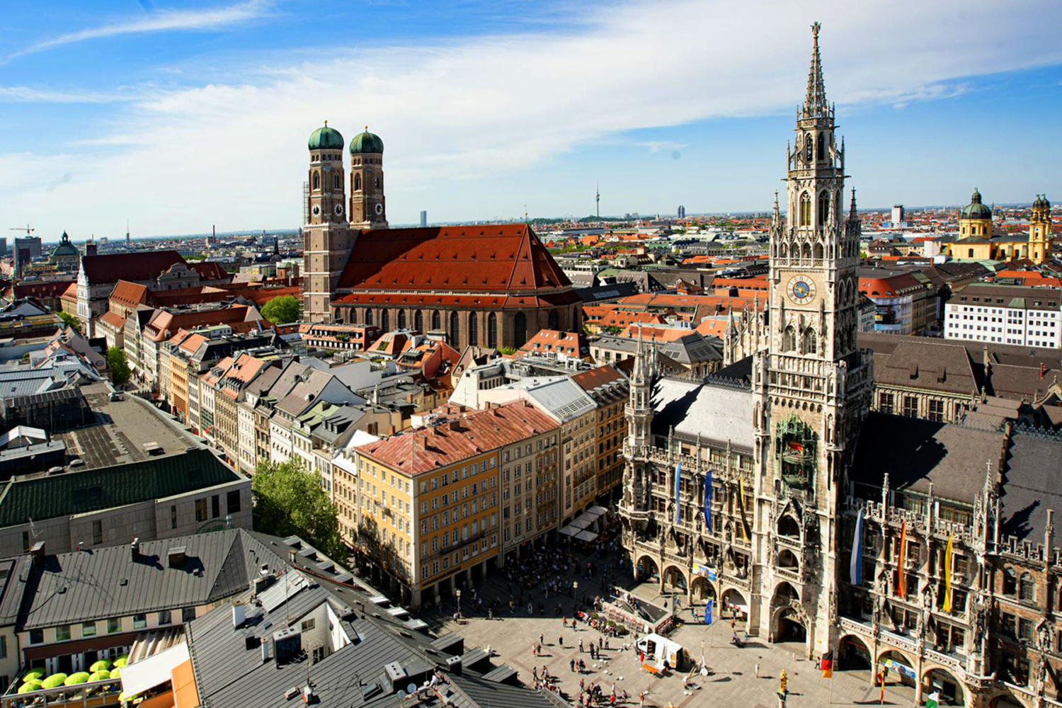 Stadtansicht München mit Marienplatz, Neues Rathaus und Frauenkirche im Sonnenschein – Panorama der Innenstadt