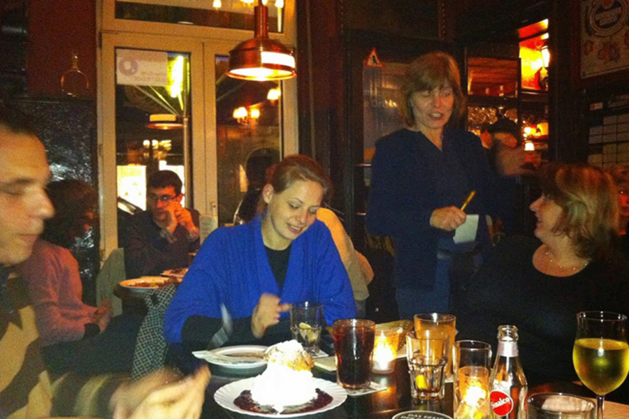 Fröhliche HappyMaids Franchisepartner beim gemeinsamen Abendessen in gemütlicher Restaurantatmosphäre