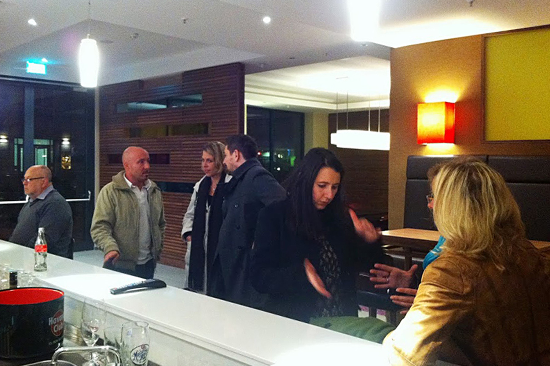 Gruppe von HappyMaids Franchisepartnern bei der Ankunft und Begrüßung in einer Hotel- oder Lobby-Umgebung
