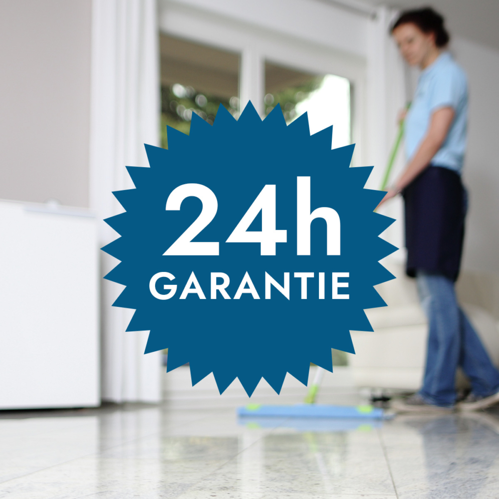 Reinigungskraft wischt Boden im Wohnzimmer mit prominentem 24h Garantie-Siegel für HappyMaids Vorteile